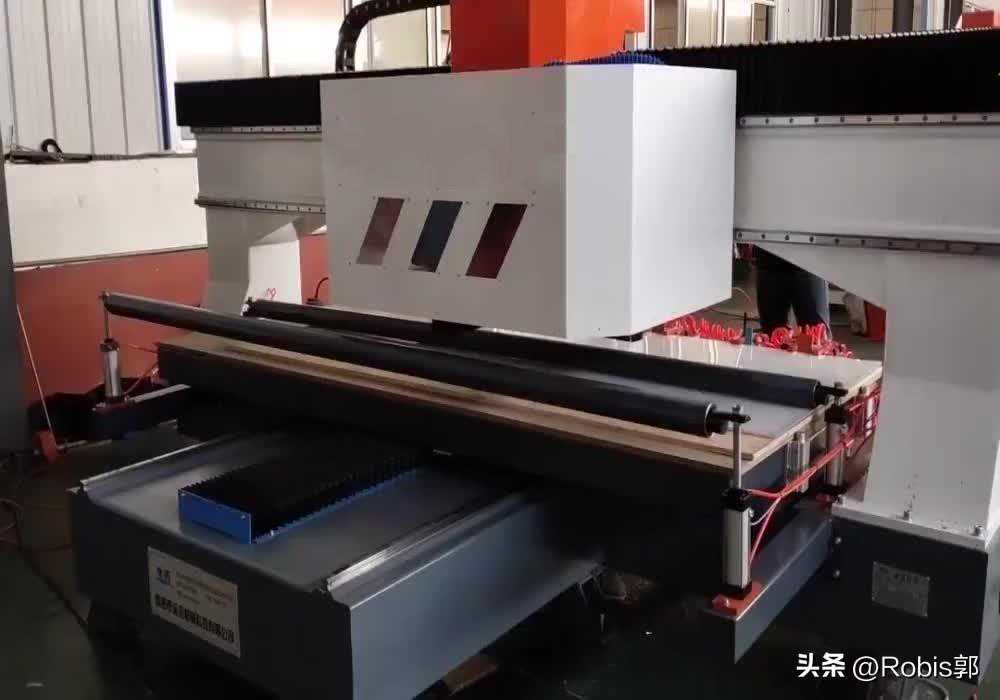 数控裁板锯的精度高、不崩边、断层