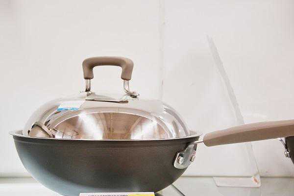 不粘锅是“害人锅”，涂层有毒且致癌？揭晓真相，了解事实不用怕