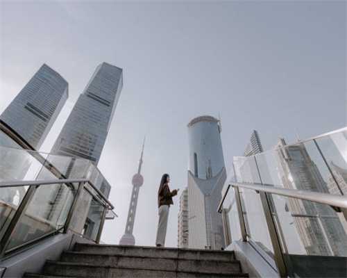 “楼上飞下塑料桶，还好没砸到人”，事发福州一自建房……