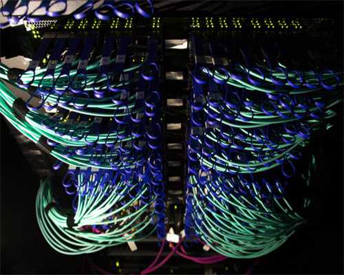 一个考场配两个时钟 监考的站位也有规定