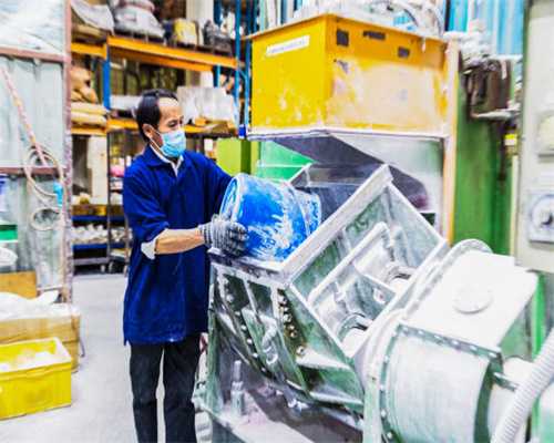 西班牙艺术家在上海地铁空间创作大型墙绘