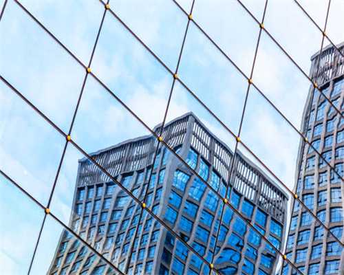 为什么火车经过某些站，乘务员非要拉上窗帘？