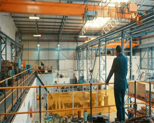 花盆才搬到楼顶，物业的电话就追过来了：告知楼顶上不允许摆放花