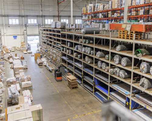 车停路边被涂料“喷一脸”施工方说“找风去”?