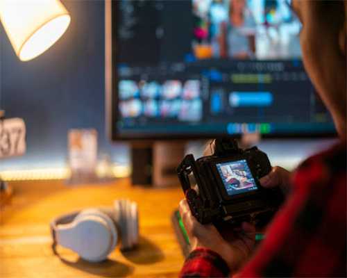 奋斗百年路 启航新征程 | 黑板上，老师一边写革命歌词，一边飞快地擦掉