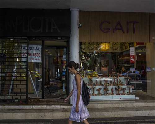 此款多肉叫"不死鸟"，存在2种形态，随便一个叶片落地就生根